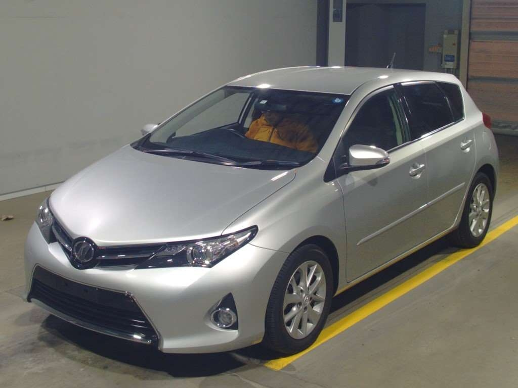 Toyota Auris 2013 зад