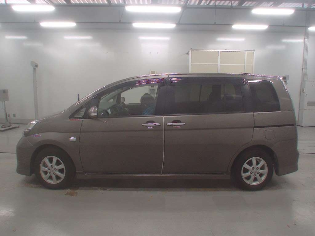 Toyota Isis Platana 2011